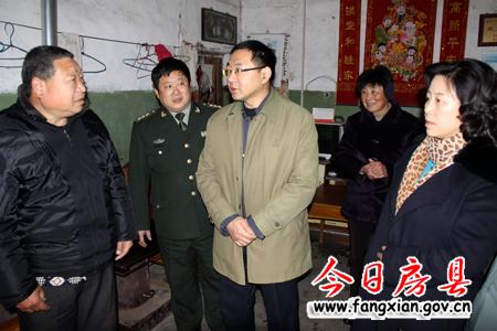 朱光洪看望慰問武警官兵公安干警一線職工和復(fù)員軍人