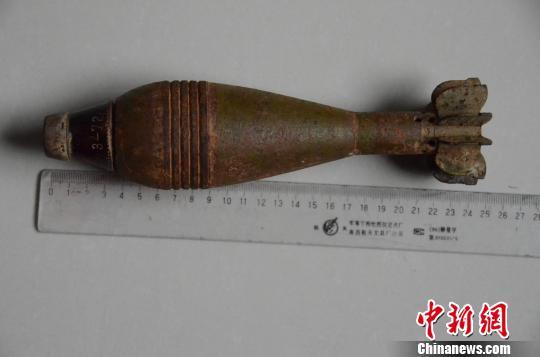 湖北房縣一農民河道取沙挖出炮彈 彈體完好