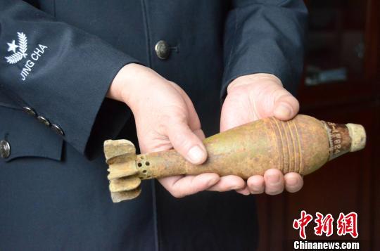 湖北房縣一農民河道取沙挖出炮彈 彈體完好