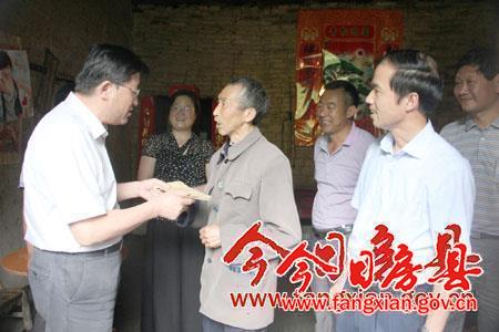 吳世杰到九道鄉慰問老黨員