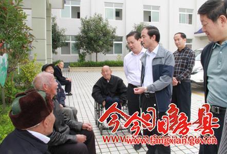 柯大成蔡賢忠重陽節看望高齡老人