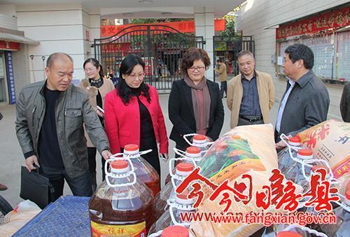 徐錦鳳 林華對校園安全情況進行檢查