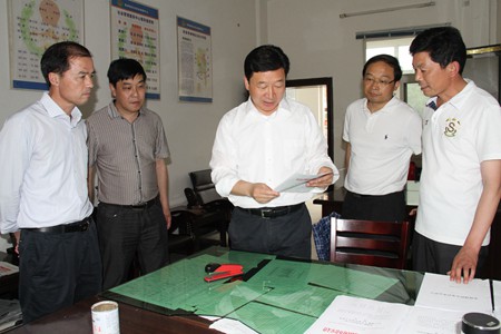 周霽到青峰鎮(zhèn)調研農(nóng)村建設和管理工作