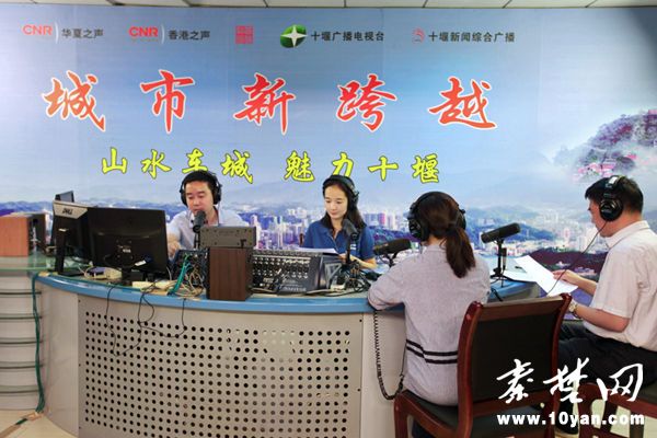 周霽走進(jìn)直播間接受專訪