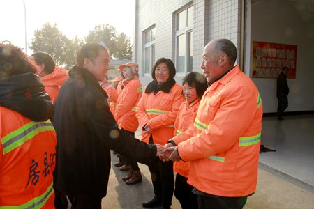 柯大成看望慰問(wèn)環(huán)衛(wèi)、供電一線職工和公安民警、武警官兵