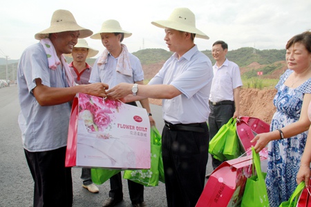 紀(jì)道清看望慰問高溫下堅(jiān)守一線的勞動者