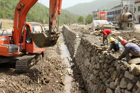 除險加固城鄉病險河堤