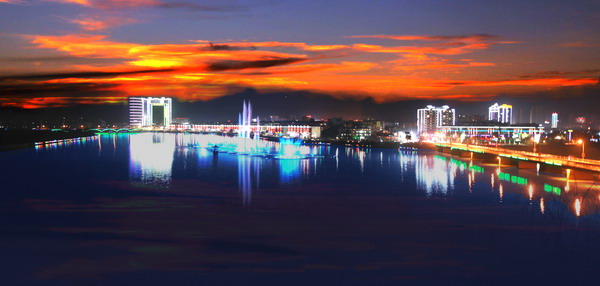 夜色下的房縣城