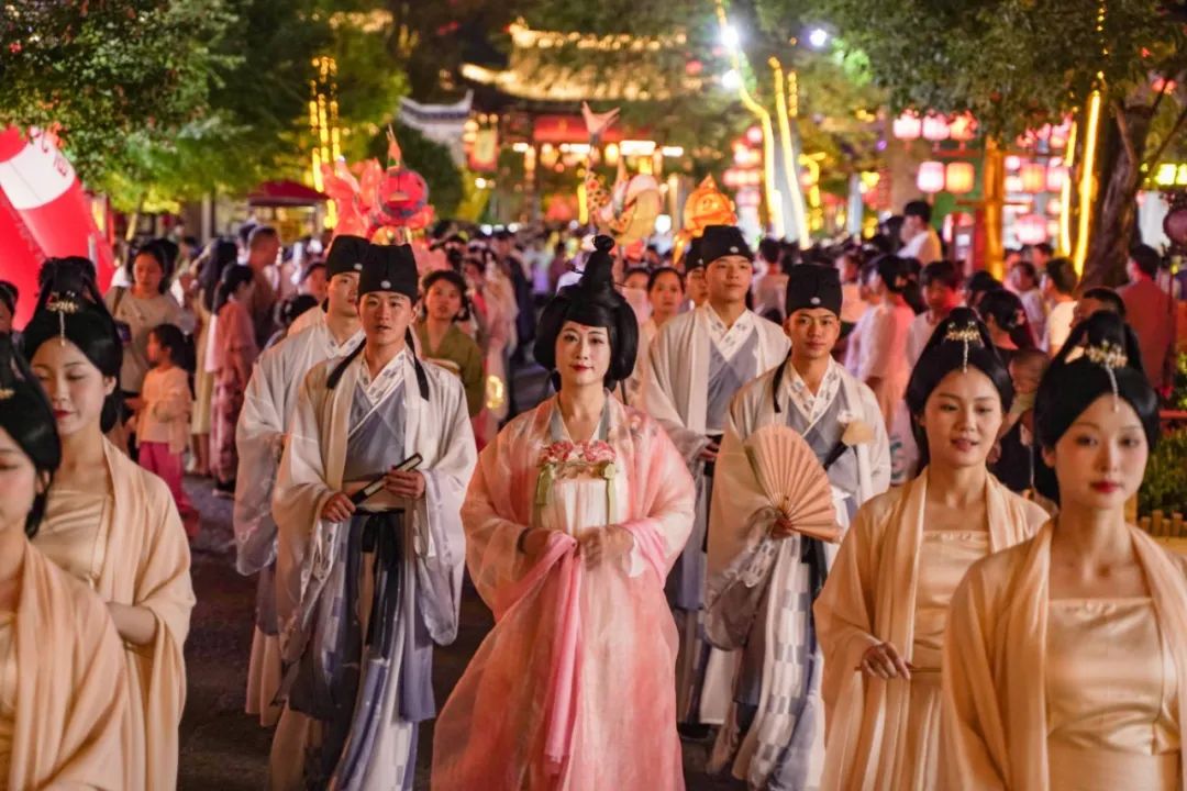 漢服游園 情滿房縣西關(guān)印象景區(qū)