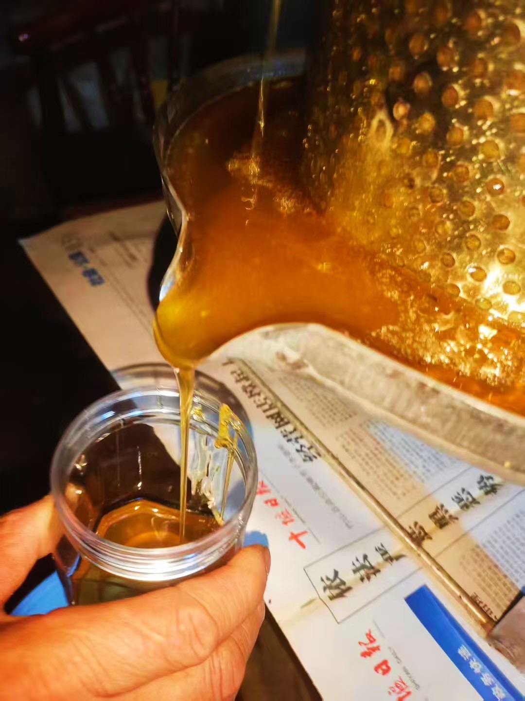 野人谷鎮(zhèn)：深山木桶養(yǎng)蜜忙 老手藝釀出原生態(tài)好蜜