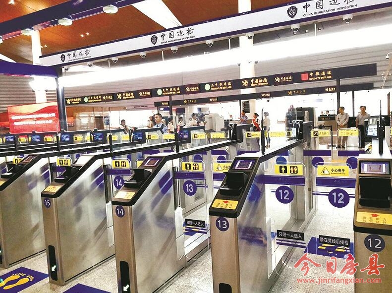 湖北老鄉(xiāng)珠海乘首班穿梭巴士抵港 港珠澳大橋上奔馳40分鐘