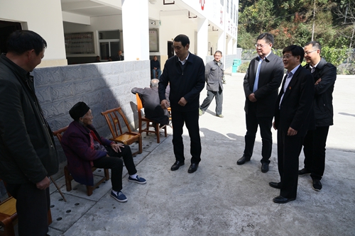 劉海軍來(lái)房調(diào)研精準(zhǔn)扶貧和村“兩委”換屆工作