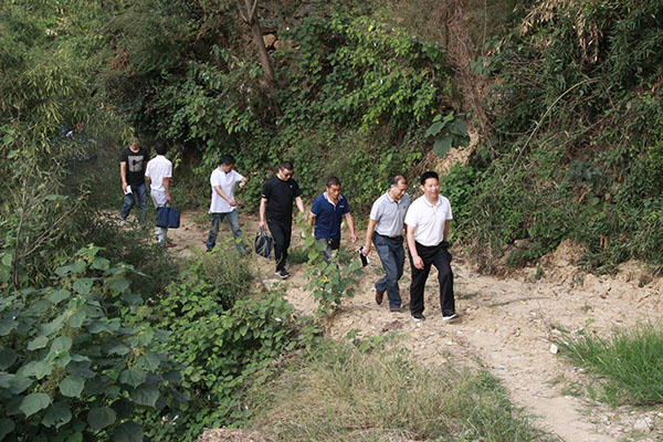 紀(jì)道清到姚坪鄉(xiāng)開展“進(jìn)村住戶、戶戶走到”活動