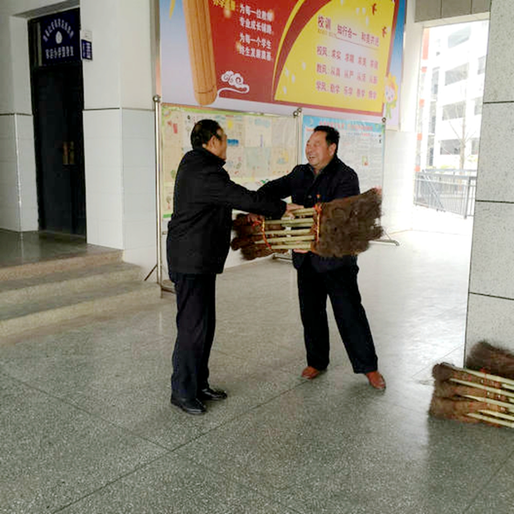 七旬老人扎百把愛心掃帚送學校