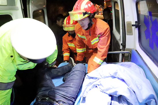 貨車高速匝道側翻一人被困 房縣消防緊急救援