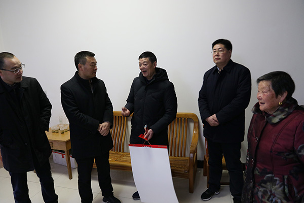 肖大有、高明哲等領(lǐng)導(dǎo)慰問駐房武警官兵及一線勞動者、困難勞模、老黨員、優(yōu)撫對象等