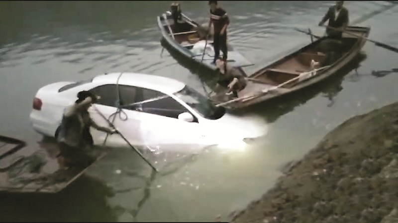 轎車清晨掉進水庫 船工穿條秋褲村民調來小船救人