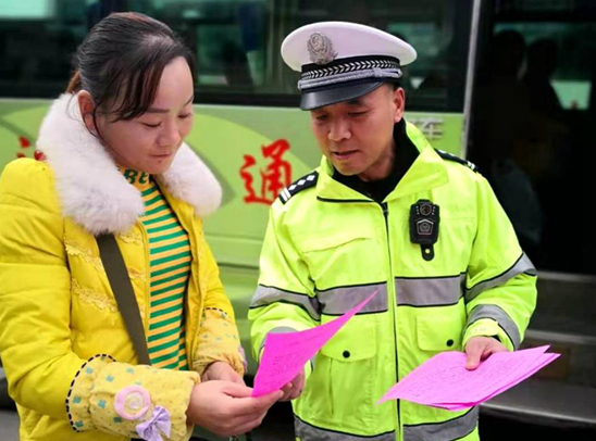 雪天來臨 房縣交警為市民送平安