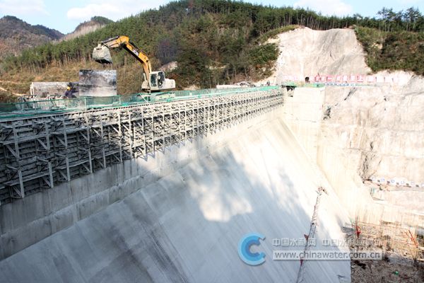 鄂西北最大水源工程房縣方家畈水庫大壩正式封頂