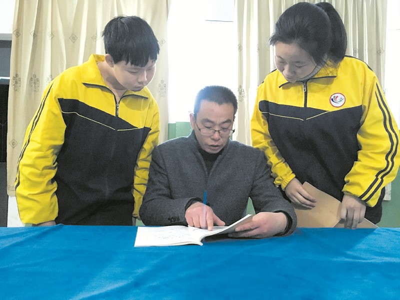 “草根校長”的教育情 ——記房縣姚坪中學校長楊曙輝