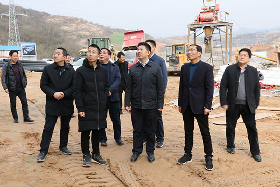 紀(jì)道清到循環(huán)經(jīng)濟(jì)產(chǎn)業(yè)園建設(shè)現(xiàn)場(chǎng)辦公