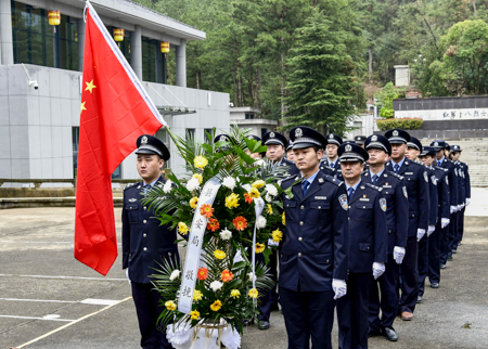 房縣公安民警清明祭奠英烈