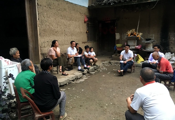 湯官欣: 帶著妻子去扶貧