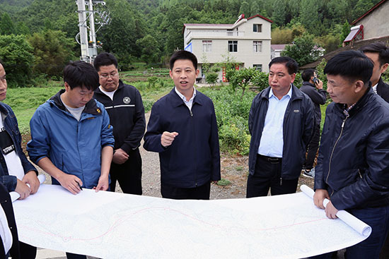 紀(jì)道清現(xiàn)場辦公優(yōu)化十房一級路建設(shè)方案