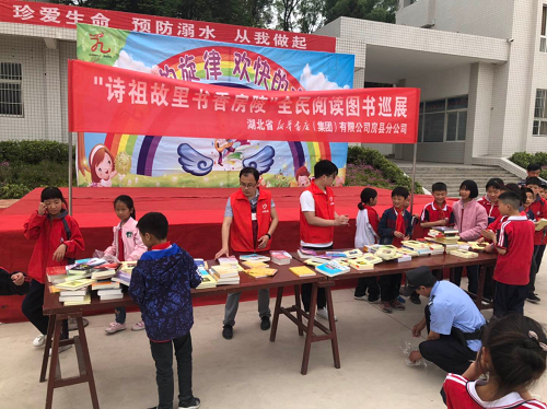 房縣新華書店開展圖書進校園活動助力新時代文明實踐工作