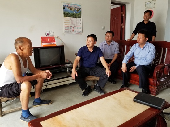 張歌鶯來房開展“聚力脫貧攻堅、人大代表在行動”調(diào)研