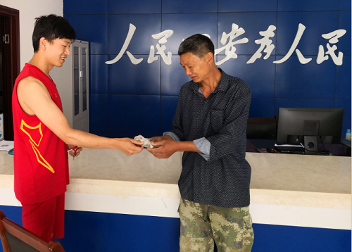 財政干部拾金不昧失主領回感動流淚