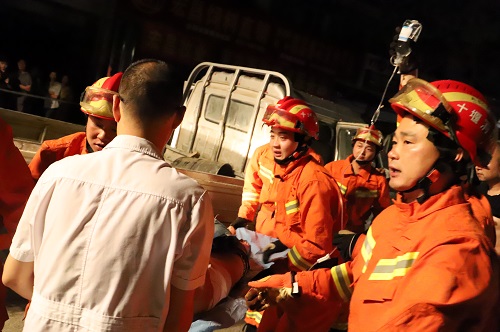 兩貨車追尾一人被困 房縣消防緊急救援