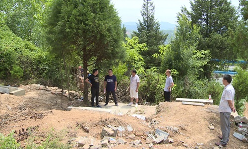 我縣高速公路沿線“大墳頭”治理工作有序推進