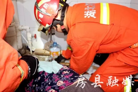 尷尬了！房縣一老人手臂被卡便池，原因竟是......