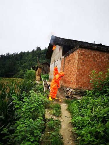 為民解憂——房縣大隊成功摘除多個馬蜂窩