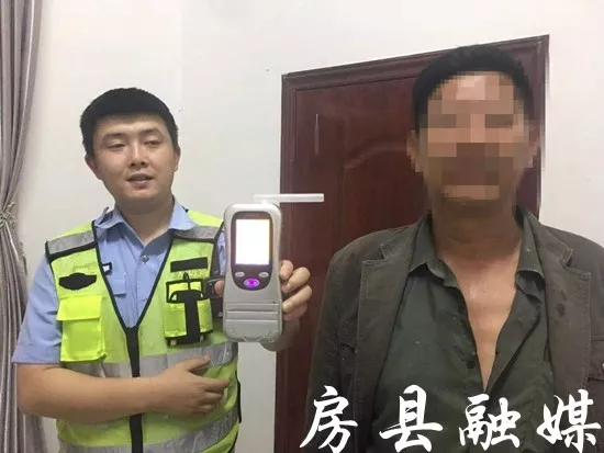 膽大！房縣一男子涉嫌無證、酒駕等四種違法行為，被罰......