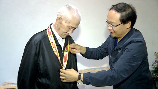 蔡賢忠、紀道清走訪慰問紀念章獲得者