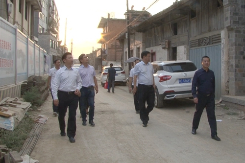 紀道清到城關(guān)鎮(zhèn)部分村（社區(qū)）調(diào)研精準扶貧工作