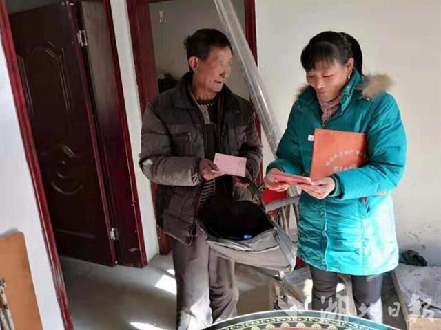 湖北日?qǐng)?bào)：記房縣公共檢驗(yàn)檢測(cè)中心幫扶干部閔號(hào)平：把貧困戶當(dāng)親人