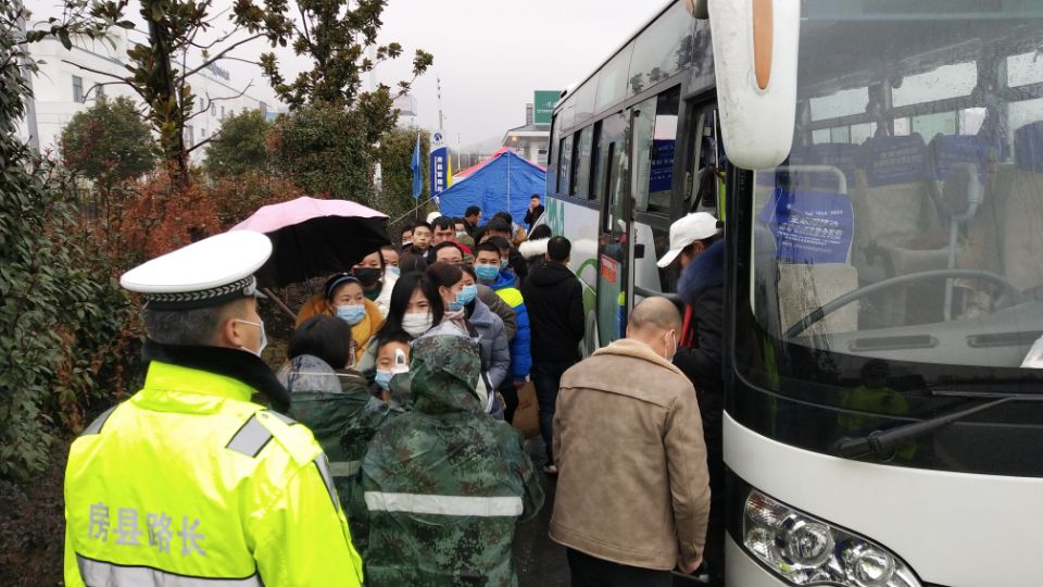 疫情防控人員24小時堅守崗位把好關口守護安全