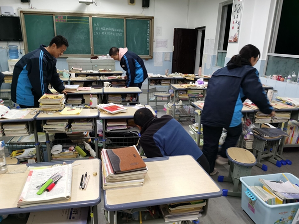 房縣二中開展管制刀具及違禁物品排查收繳行動