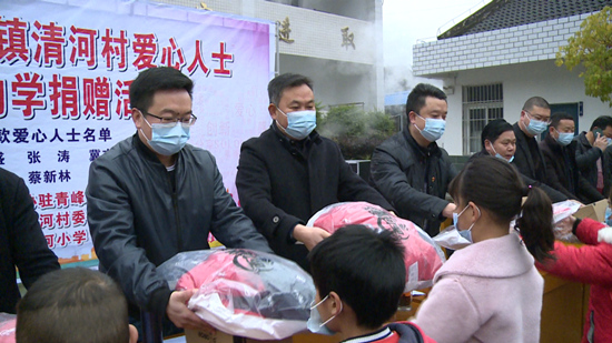 縣政協牽線愛心人士開展助學捐贈活動