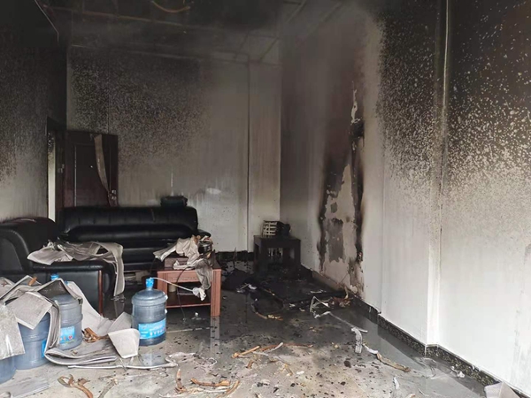 房縣軍店鎮政府專職消防隊成功撲救一起門面火災