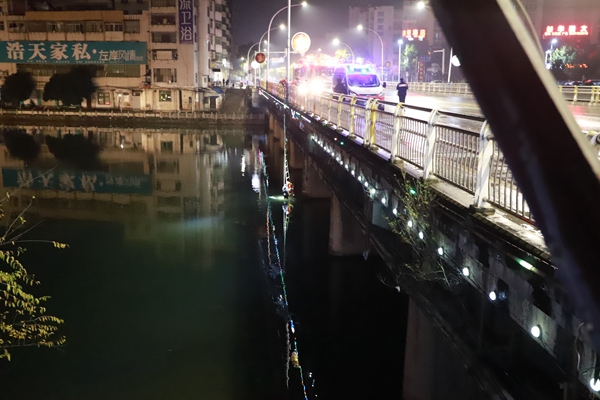 13歲女孩被困河中 房縣消防緊急救援