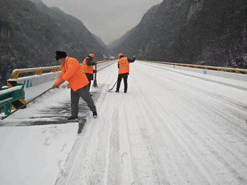 十堰今冬首次發布道路結冰藍色預警信號