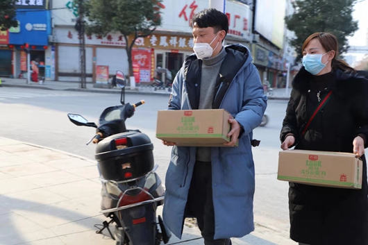 房縣市民慰問疫情防控一線執勤交警