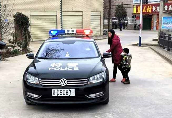 房縣3歲幼兒誤食高錳酸鉀致口腔嚴重燒傷 民警一路護送到醫院