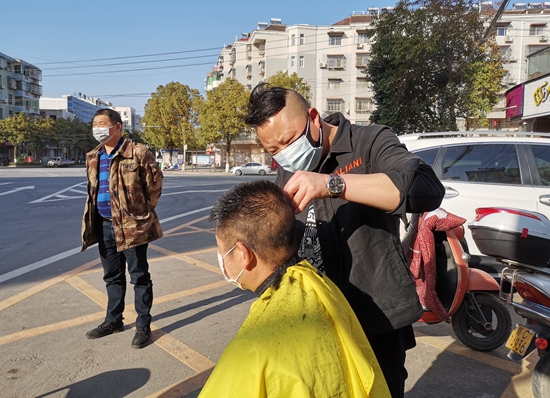 王久欣： 我為戰“疫”人員理發忙