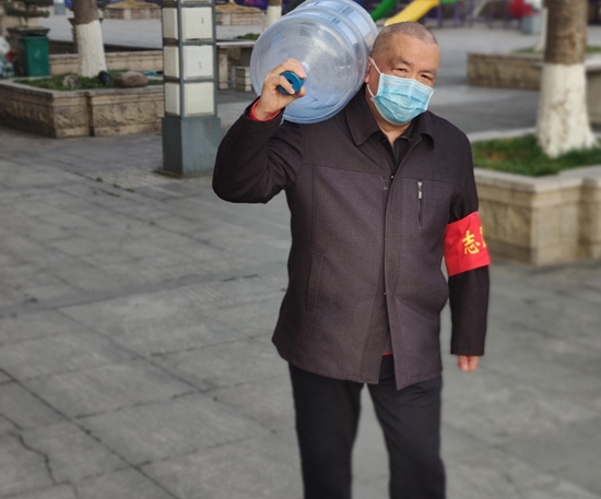 退休離崗不退志 當好小區防控員