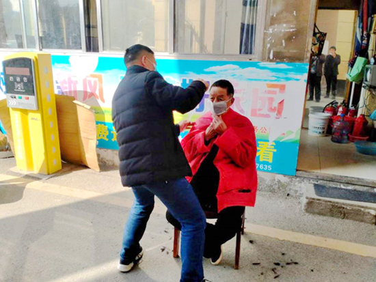 暖心志愿者進社區免費為居民理發